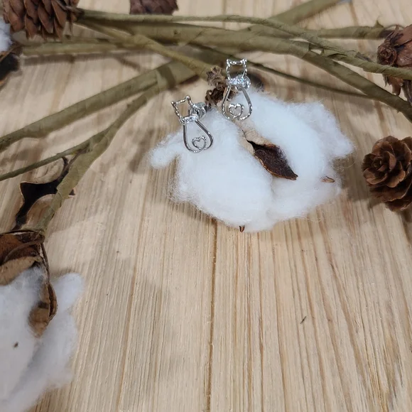 🐱🐱NEW🐱🐱ADORABLE!! Hollow Cat Earring with CZ'S on the collar in 925 Silver - Picture 6 of 13